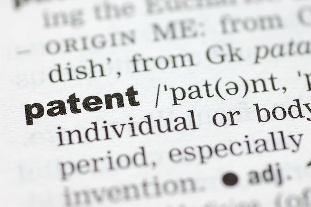 In einem Duden ist das Wort 'Patent' fokussiert.
