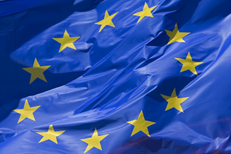 Europa Flagge in den Farben blau und gelb. In der Mitte befinden sich 11 gelbe Sterne.